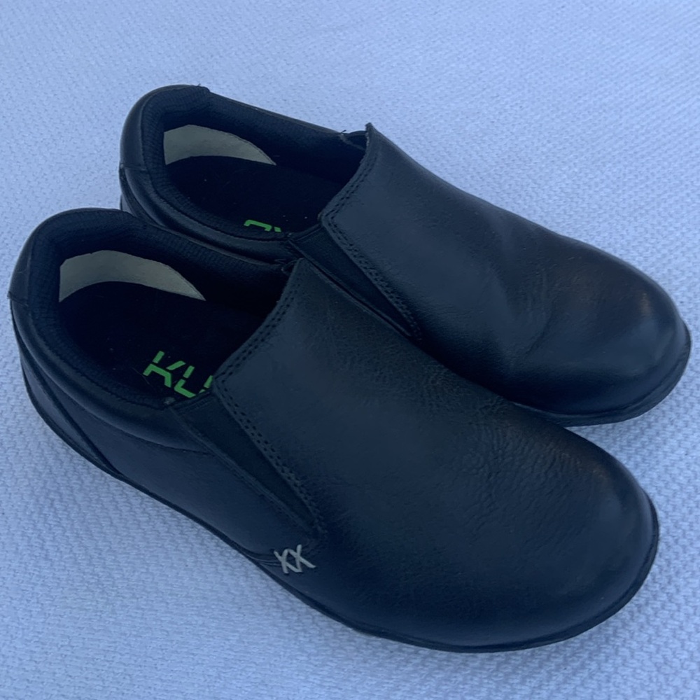KURU black leather shoes slide on. step in. 7 wide. 20270170